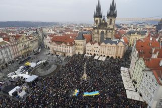 Tisíce lidí v Praze si připomněly začátek invaze na Ukrajinu, promluvil prezident Pavel - Novinky